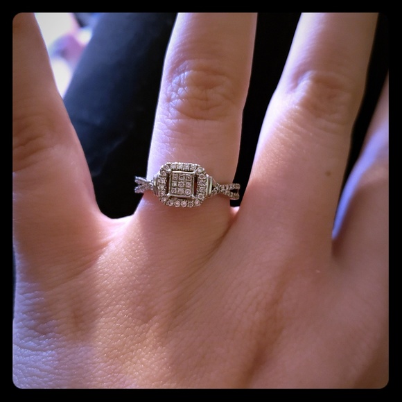 Engagement ring - Picture 1 of 3